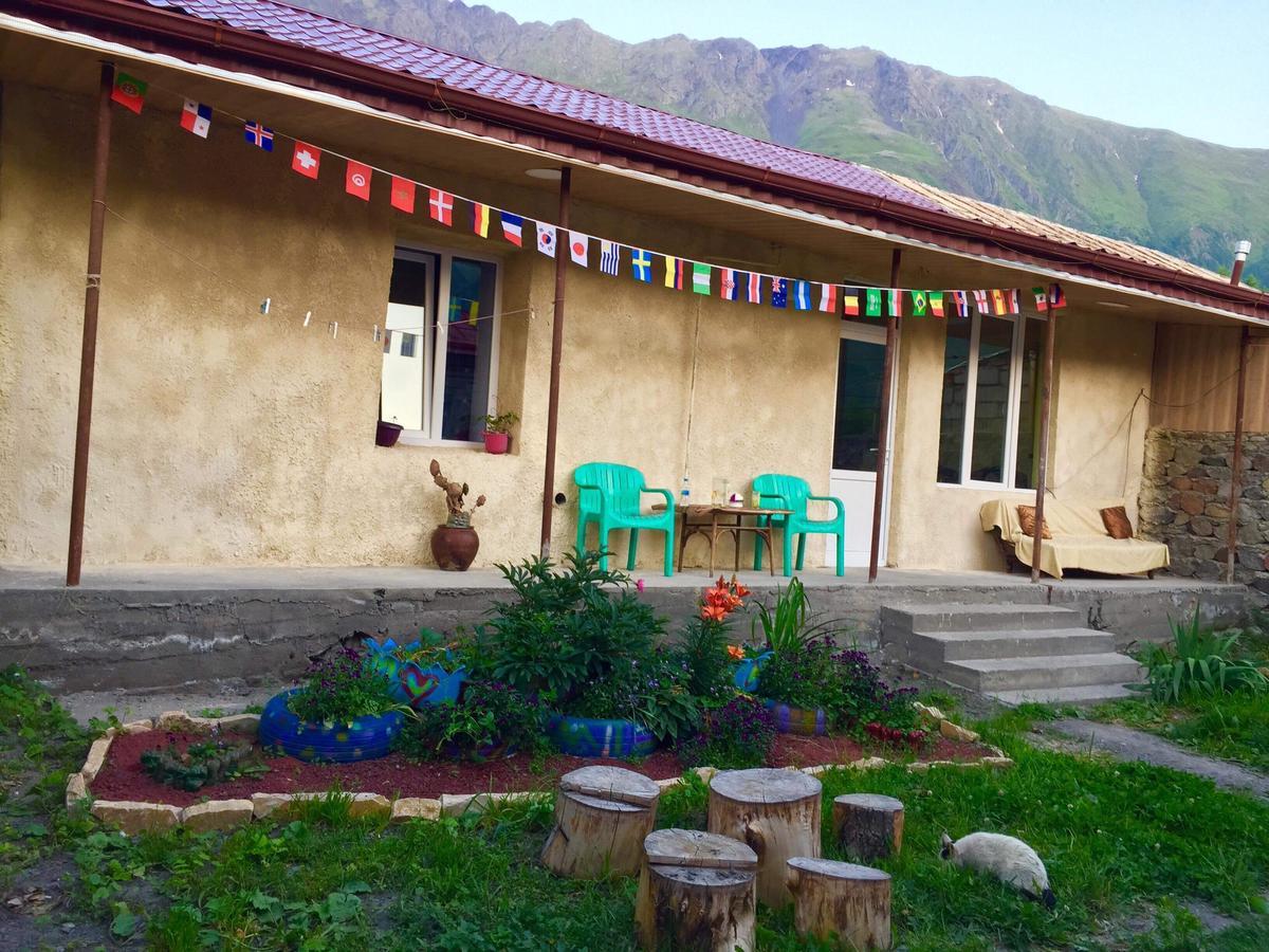 Sunny Guesthouse Stepantsminda Exterior photo